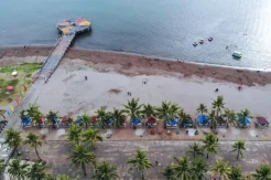 Masyarakat Nikmati Libur Akhir Pekan di Pantai Akkarena