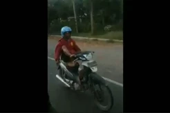 Ugal-ugalan di Jalur Pantura, Tukang Ojek Nyetir Motor Pakai Kaki Sambil Tiduran Ditangkap Polisi