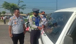 Petugas Dinas Perhubungan Pringsewu Bagikan Bendera Merah Putih