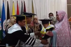 Bayi 4 Bulan Gantikan sang Ibu Wisuda di Palopo, Kisahnya Bikin Air Mata Meleleh
