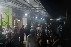 Saat Salat di Masjid,...