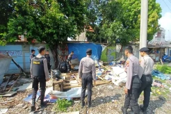 Kampung Bahari Diacak-acak,...