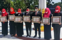 Berdedikasi dalam Vaksinasi, Juru Kemudi hingga Rektor Diganjar Penghargaan