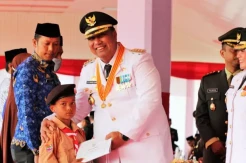 Bocah Pemanjat Tiang Bendera di Maros Diberi Beasiswa dan Uang Tunai