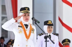 Jadi Inspektur Upacara, Indah Harap Peran Aktif Warga untuk Vaksin Booster