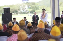 Bupati Luwu Serahkan Ribuan Sertifkat Gratis dan Handtraktor ke Petani