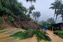 Akses Padang-Solok Ditutup karena Tertimbun Longsor, Antrean Kendaraan Mengular