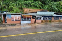 Dihantam Longsor, 2 Rumah Warga di Kota Padang Hancur