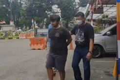 Raba Payudara dan Pamerkan...
