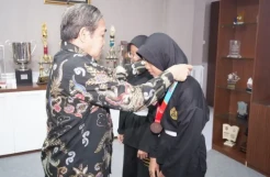 Bupati Sidrap Beri Penghargaan kepada Dua Pesilat Pelajar Berprestasi
