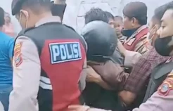 Tolak Lapangan Bola Ditembok, Warga Bentrok dengan Polisi