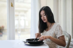 Sering Merasa Tak Enak saat Makan di Kampus? Mungkin Kamu Menderita Gangguan ini