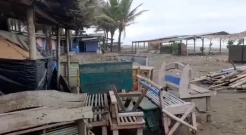 Dihantam Gelombang Tinggi, Kios di Sepanjang Pantai Cilacap Porakporanda