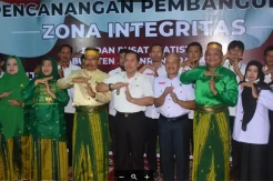 Dukung Long Form Sensus Penduduk, Pemkab Sidrap Terima Penghargaan BPS