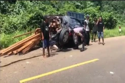Nahas! Penumpang Minibus Tewas di Lokasi Usai Seruduk Truk Bermuatan Kayu di Bangka Selatan