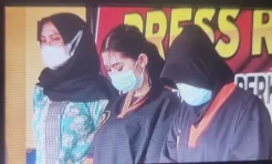 2 Perempuan Cantik di...