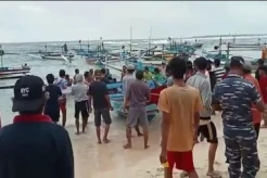 Perahu Terbalik Dihantam Ombak di Perairan Kaur Bengkulu, 3 Nelayan Berhasil Dievakuasi