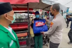 Polres Pelabuhan Tanjung Priok Bagikan Ratusan Paket Sembako di Pelabuhan Muara Angke