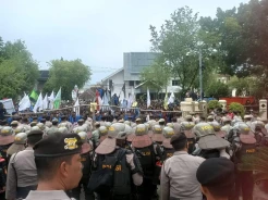 Demo Mahasiswa Tolak BBM Naik di Aceh Ricuh, Massa Serang Polisi dan Rusak Fasilitas Negara