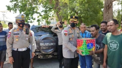 Harga BBM Naik, Kapolres Sikka Berbagi Sembako ke Sopir Angkot dan Tukang Ojek