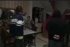 Sedang Asyik Setubuhi Selingkuhan di Kamar Kos, Pria Makassar Panik Digerebek Istri dan Ibunya