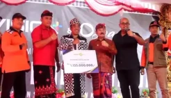 MNC Life Serahkan Asuransi kepada 35 Relawan Pasebaya Agung