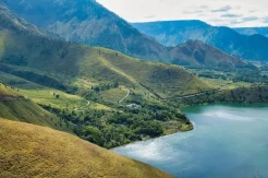 Mendaki Bukit Holbung, Sekeping Surga di Tepian Danau Toba