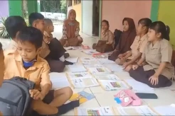 Miris! Tak Punya Kelas, Puluhan Pelajar SDN Sungai Harapan Belajar di Teras Tanpa Alas