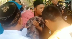 Tangis Ibu Hendrik Pecah saat Anaknya Korban Tragedi Kanjuruhan Asal Pasuruan Dimakamkan