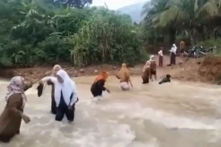 Kisah Guru-guru di Madina Bertaruh Nyawa Bantu Siswa Seberangi Sungai Arus Deras