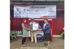 Ketua DPP Perindo Susaningtyas Kertopati Bagikan Gerobak untuk Pedagang Pasar Baledono