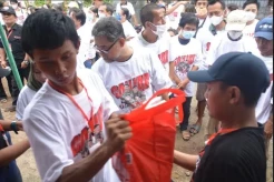 Bagikan 500 Paket Sembako, Sahabat Ganjar: Kita Dorong Beliau Presiden 2024
