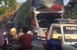 Bus Zig-zag Tabrak 2 Rumah di Lamongan Akibatkan 8 Orang Terluka