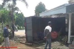 Ikuti Google Maps, Truk Muatan Besi Tabrak Rumah Makan hingga Sopir Pingsan