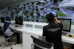 Awas, Cuaca di Surabaya Ekstrem! Hindari Berteduh di Baliho dan Pohon