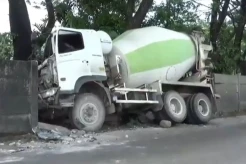Truk Molen Tabrak Tembok, Sopir Terjepit Tak Bisa Keluar