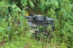 Roda Selip di Jalan Menanjak, Mobil Dinas Polisi Terjun ke Jurang