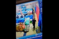 Seorang Wanita Terekam Curi Sekarung Kacang Tanah di Pagi Buta