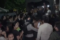 57 Remaja Ditangkap saat Asyik Pesta Miras dan Lem, Emak-emak Geruduk Polsek