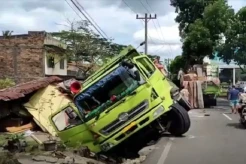 Tak Kuat Menanjak, Truk Penuh Muatan Berjalan Mundur dan Hantam Warung