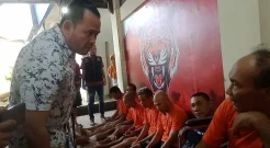 Melawan Petugas dengan...
