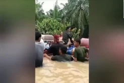 Miris! Jenazah Warga Aceh Diangkut Rakit dan Truk Tronton Menerjang Banjir