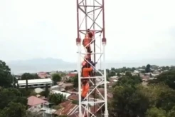 Sikka Gempar! Pria Bawa Sepanduk, 4 Hari Bertahan di Tower Radio Setinggi 43 Meter