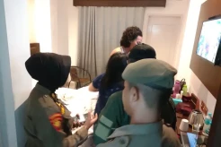 Sedang Asyik Memadu...
