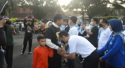 Akhiri Tugas sebagai Bupati Cilacap, Tatto Pulang Kampung Jalan Kaki 96 Km