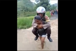 Menggelikan! Polisi Berseragam Digendong Warga Gara-gara Takut Banjir
