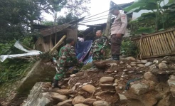 Turap Ambrol, 2 Rumah Warga di Bantaran Sungai Cikaengan Garut Terancam Longsor