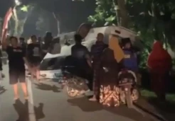 Mobil Rombongan Pemain Sepak Bola Santri di Jember Terbalik