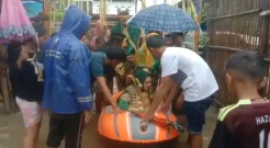 Momen Haru Pasangan Pengantin Terobos Banjir untuk Langsungkan Akad Nikah