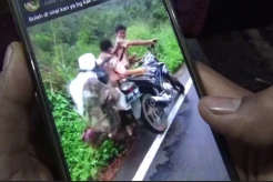 Viral! Pelajar SMA Terekam Aniaya Nenek hingga Menangis di Tepi Jalan
